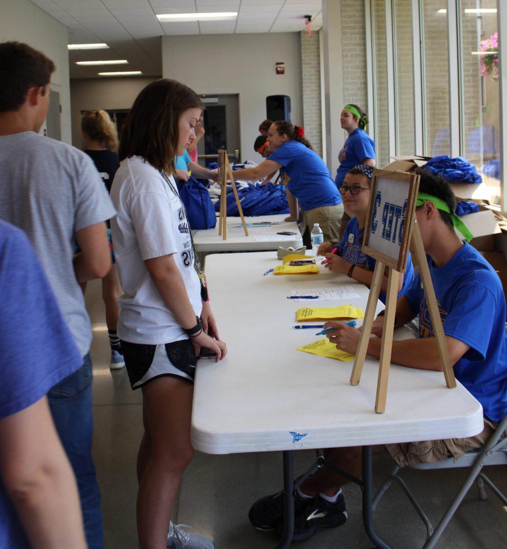 Students registering during an 新生迎新.